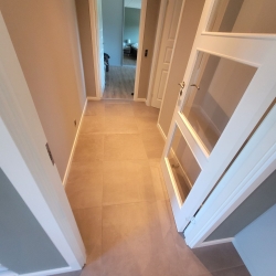 murer nyt badeværelse fliser gulv