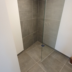 nyt badeværelse fliser bruser