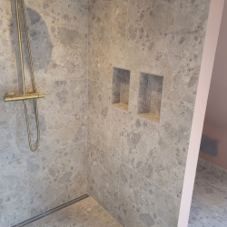 omfugning af granit badeværelse