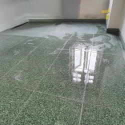 renovering af badeværelse fliser grøn gulv