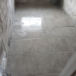 renovering af badeværelse pris grå