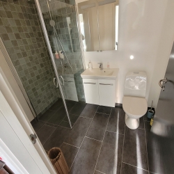 renovering badeværelse grøn fliser