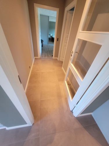 murer nyt badeværelse fliser gulv