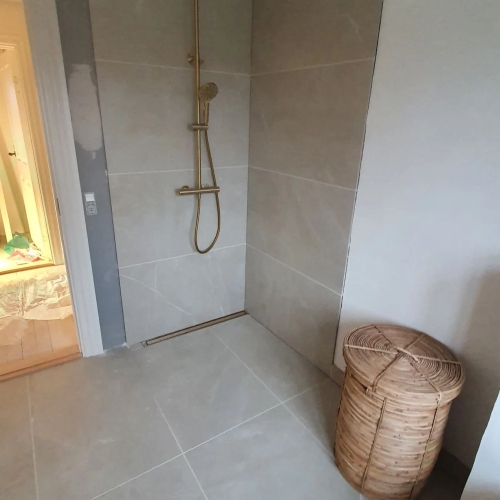 omfugning af murvaerk og udkradsning guld fliser