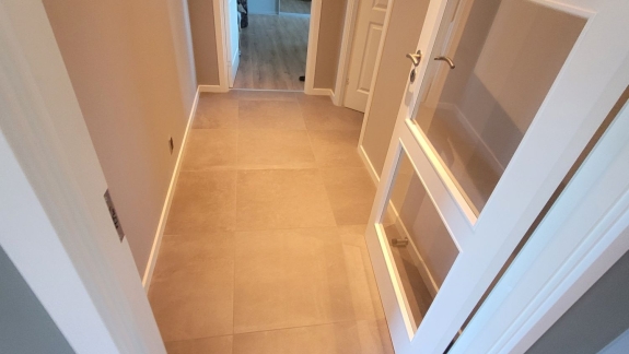 murer nyt badeværelse fliser gulv