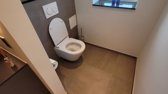 murer nyt badeværelse fliser toilet