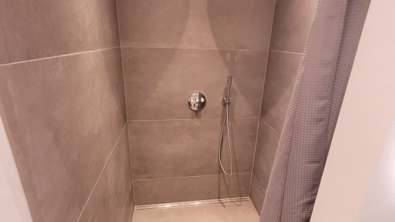 murer nyt badeværelse fliser