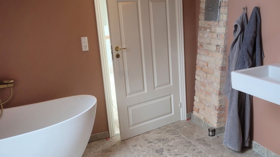 omfugning af murværk badeværelse