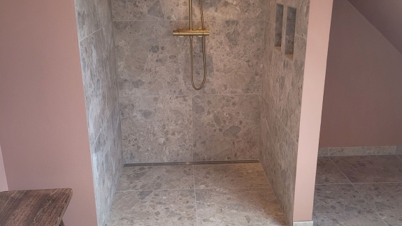 omfugning af murværk bruser