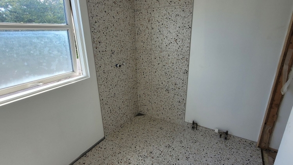 omfugning af badeværelse hvid