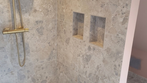 omfugning af granit badeværelse