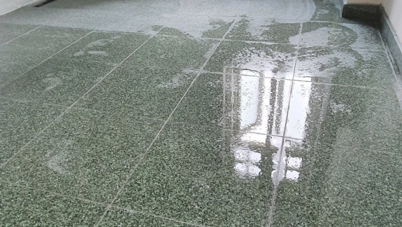 renovering af badeværelse fliser grøn gulv