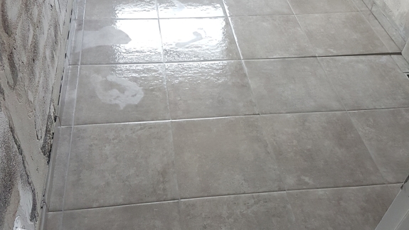 renovering af badeværelse pris grå