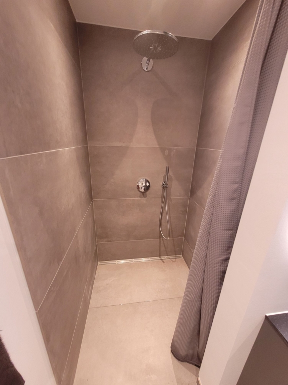 murer nyt badeværelse fliser