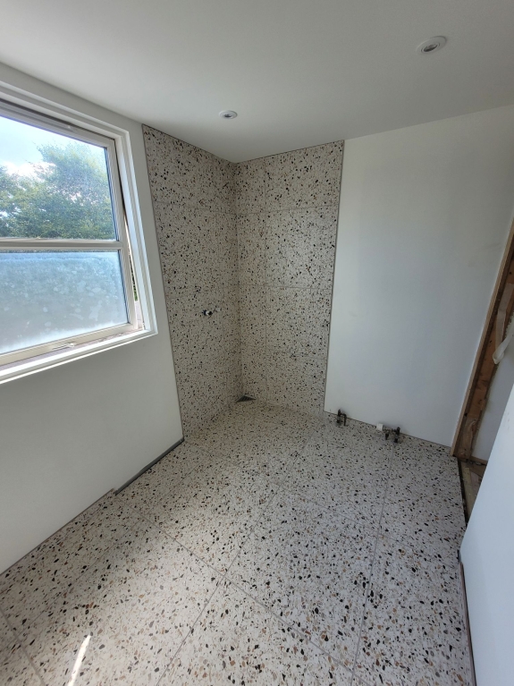 omfugning af badeværelse hvid